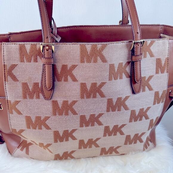 Michael Kors Gilly Large Logo Drawstring Travel Tote Bag - Picture 9 of 16